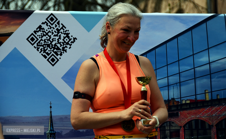 Setki biegaczy i świetne wyniki. 15. Półmaraton Henrykowski i 11. Dycha Księgi Henrykowskiej [foto]