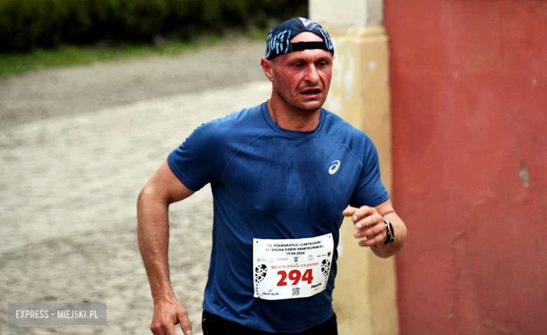 Setki biegaczy i świetne wyniki. 15. Półmaraton Henrykowski i 11. Dycha Księgi Henrykowskiej [foto]