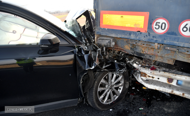 Audi „wbiło się” w naczepę samochodu ciężarowego