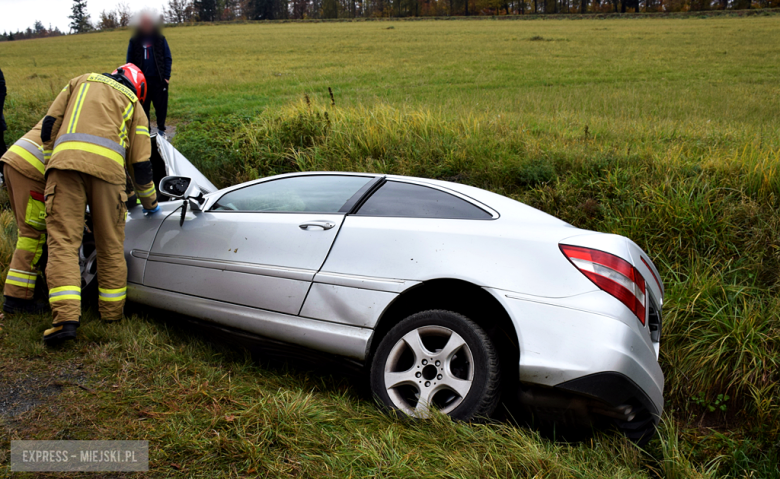 Mercedes wypadł z drogi i uderzył w przydrożny przepust