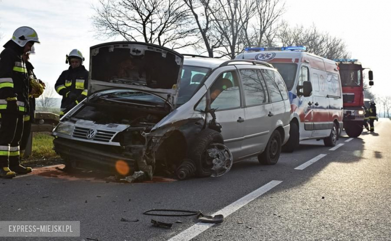 Wypadek dwóch aut osobowych na drodze wojewódzkiej nr 382