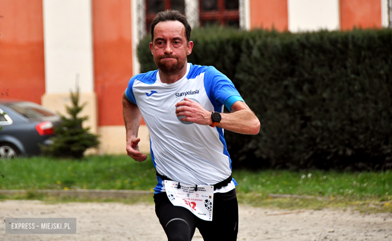 Setki biegaczy i świetne wyniki. 15. Półmaraton Henrykowski i 11. Dycha Księgi Henrykowskiej [foto]