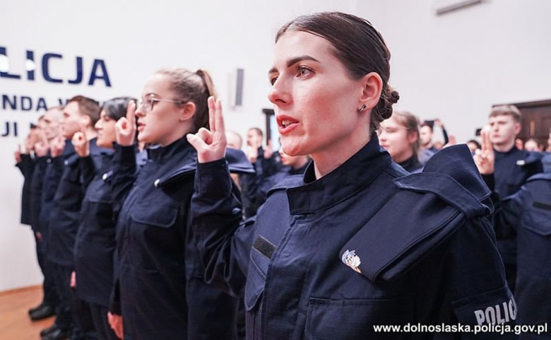 Nowi dolnośląscy policjanci wypowiedzieli słowa roty ślubowania