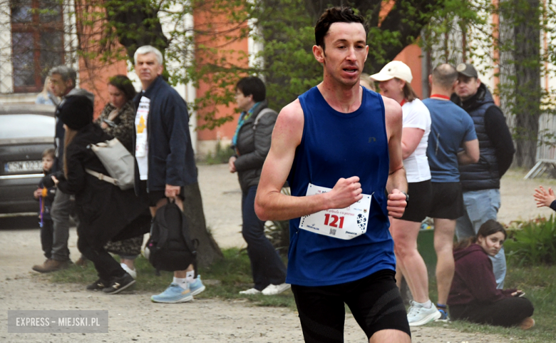 Setki biegaczy i świetne wyniki. 15. Półmaraton Henrykowski i 11. Dycha Księgi Henrykowskiej [foto]