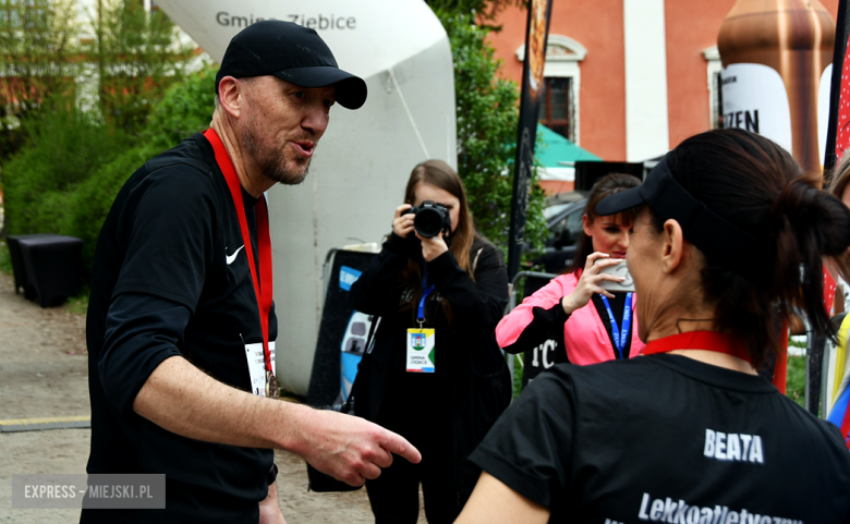 Setki biegaczy i świetne wyniki. 15. Półmaraton Henrykowski i 11. Dycha Księgi Henrykowskiej [foto]