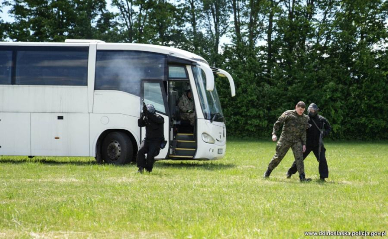 Antyterroryści, śmigłowce i zakładnicy. Spektakularne ćwiczenia służb w Henrykowie