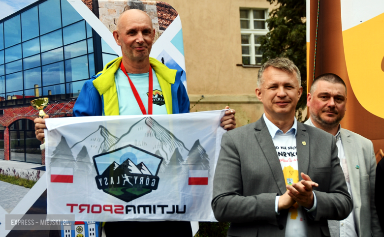 Setki biegaczy i świetne wyniki. 15. Półmaraton Henrykowski i 11. Dycha Księgi Henrykowskiej [foto]