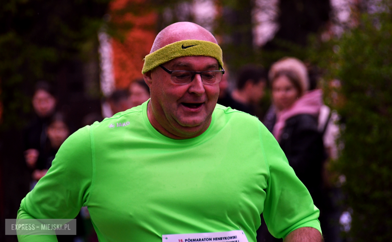 Setki biegaczy i świetne wyniki. 15. Półmaraton Henrykowski i 11. Dycha Księgi Henrykowskiej [foto]