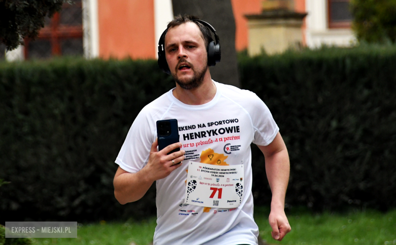 Setki biegaczy i świetne wyniki. 15. Półmaraton Henrykowski i 11. Dycha Księgi Henrykowskiej [foto]