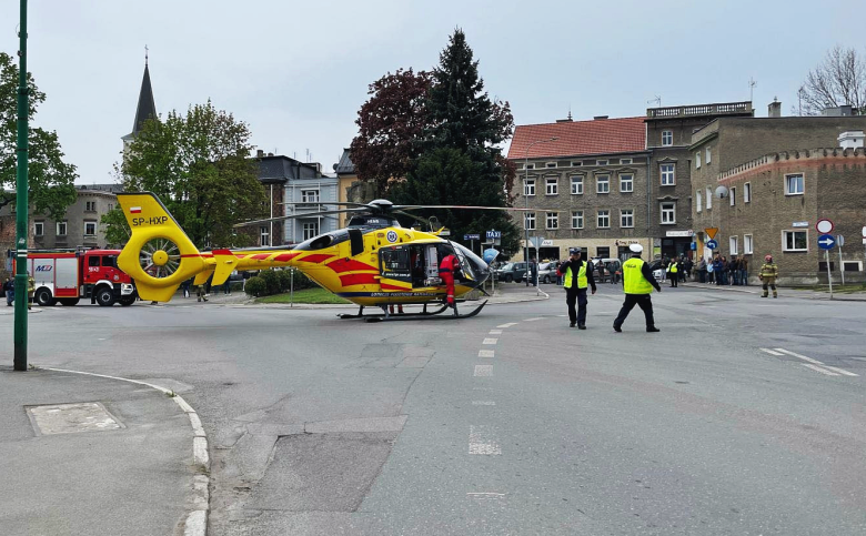 Wypadek podczas prac remontowanych w starostwie. 22-latek spadł z wysokości. Interweniowało LPR