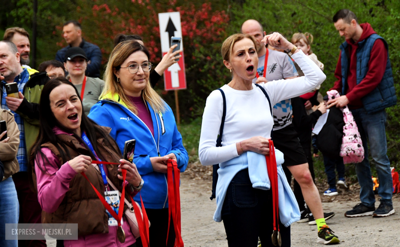 Setki biegaczy i świetne wyniki. 15. Półmaraton Henrykowski i 11. Dycha Księgi Henrykowskiej [foto]