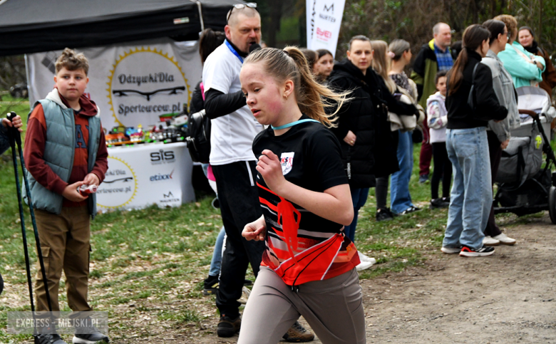 Setki biegaczy i świetne wyniki. 15. Półmaraton Henrykowski i 11. Dycha Księgi Henrykowskiej [foto]
