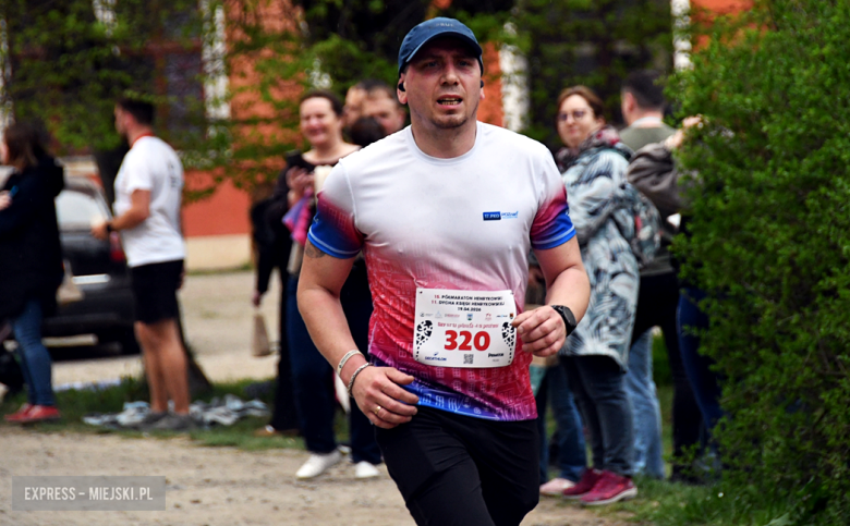 Setki biegaczy i świetne wyniki. 15. Półmaraton Henrykowski i 11. Dycha Księgi Henrykowskiej [foto]