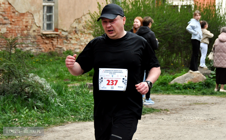 Setki biegaczy i świetne wyniki. 15. Półmaraton Henrykowski i 11. Dycha Księgi Henrykowskiej [foto]