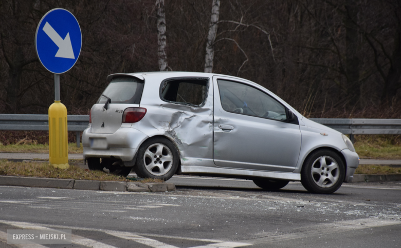 Zderzenie osobowej toyoty z samochodem ciężarowym na skrzyżowaniu ul. Legnickiej z krajową ósemką