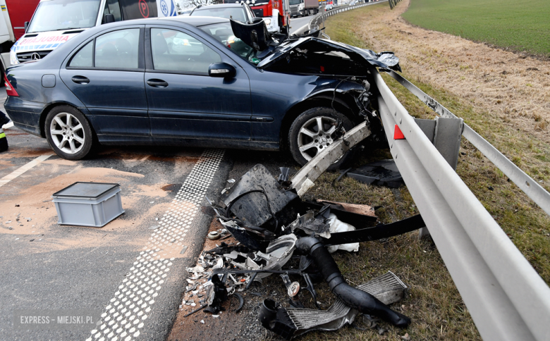 Zderzenie dwóch mercedesów na skrzyżowaniu krajowej ósemki z ul. Wrocławską