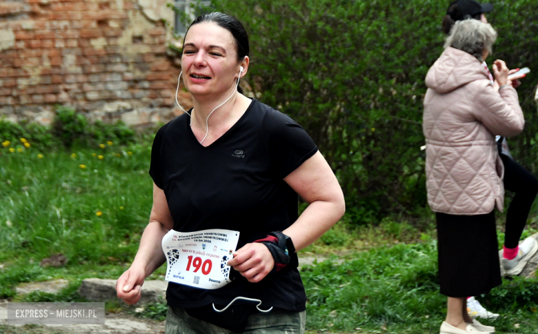 Setki biegaczy i świetne wyniki. 15. Półmaraton Henrykowski i 11. Dycha Księgi Henrykowskiej [foto]