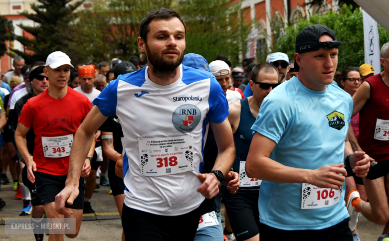 Setki biegaczy i świetne wyniki. 15. Półmaraton Henrykowski i 11. Dycha Księgi Henrykowskiej [foto]
