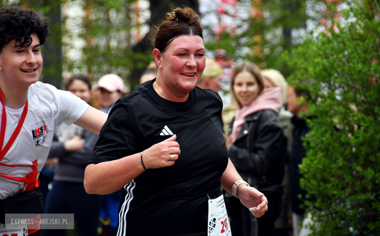 Setki biegaczy i świetne wyniki. 15. Półmaraton Henrykowski i 11. Dycha Księgi Henrykowskiej [foto]