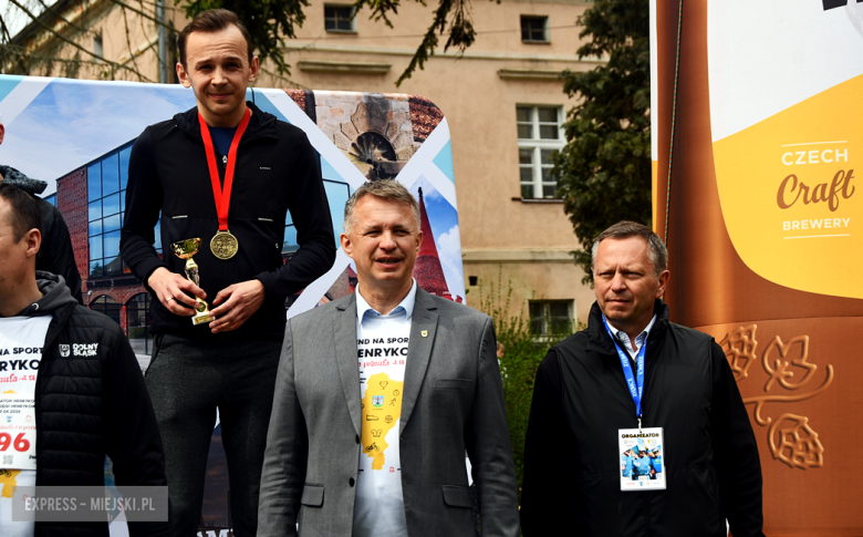 Setki biegaczy i świetne wyniki. 15. Półmaraton Henrykowski i 11. Dycha Księgi Henrykowskiej [foto]