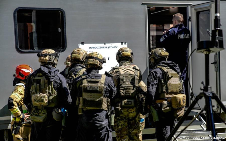 Antyterroryści, śmigłowce i zakładnicy. Spektakularne ćwiczenia służb w Henrykowie