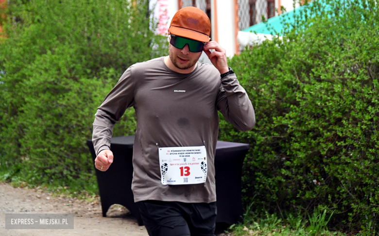 Setki biegaczy i świetne wyniki. 15. Półmaraton Henrykowski i 11. Dycha Księgi Henrykowskiej [foto]