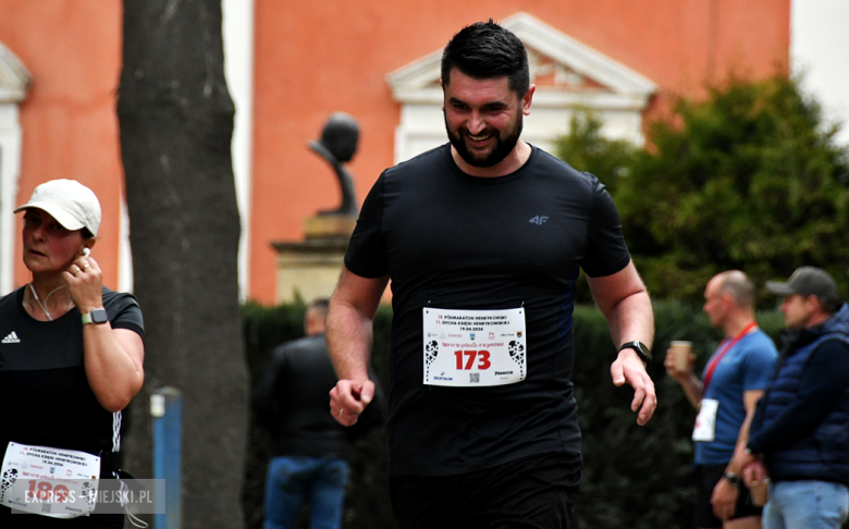 Setki biegaczy i świetne wyniki. 15. Półmaraton Henrykowski i 11. Dycha Księgi Henrykowskiej [foto]