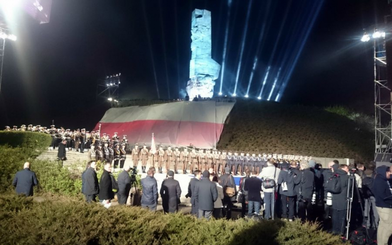 Janek Szmiel wraz z nauczycielką Danutą Gapską-Migacz wzięli udział w obchodach 70. rocznicy zakończenia II wojny światowej