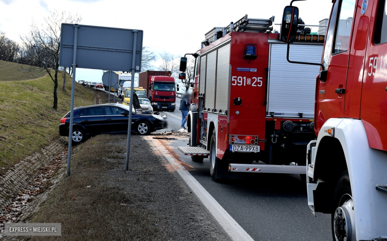 Czołowe zderzenie dwóch osobówek na krajowej ósemce w Dębowinie