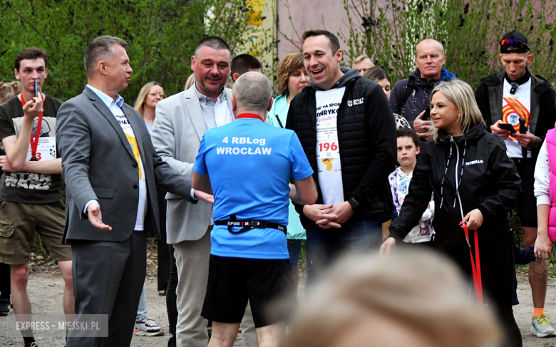Setki biegaczy i świetne wyniki. 15. Półmaraton Henrykowski i 11. Dycha Księgi Henrykowskiej [foto]