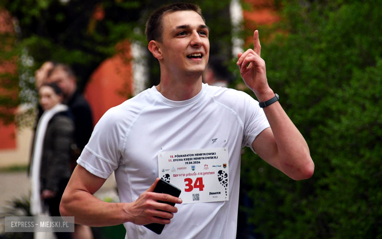 Setki biegaczy i świetne wyniki. 15. Półmaraton Henrykowski i 11. Dycha Księgi Henrykowskiej [foto]