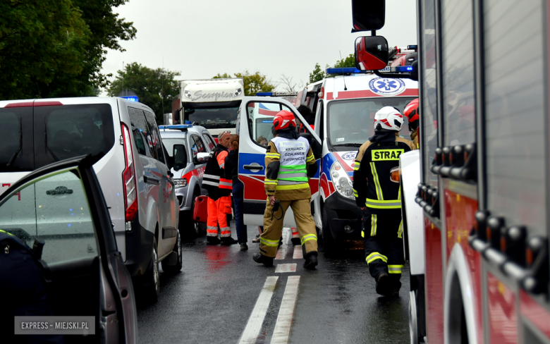 Zderzenie samochodu ciężarowego i busa przewożącego dzieci na krajowej ósemce Braszowicach