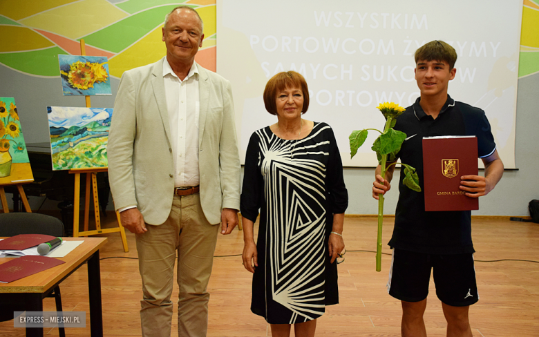 Burmistrz wręczył stypendia dla sportowców z gminy Bardo