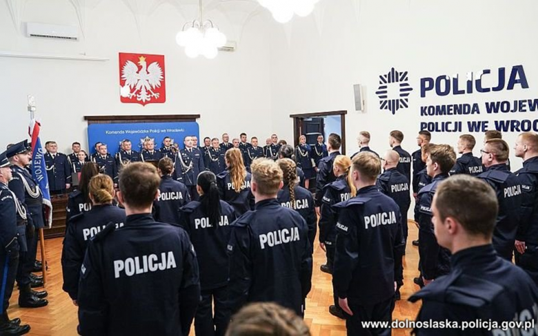 Nowi dolnośląscy policjanci wypowiedzieli słowa roty ślubowania