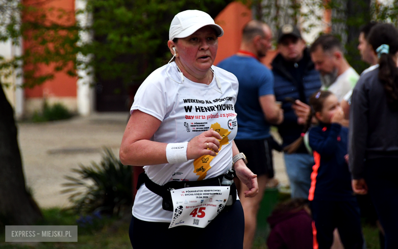 Setki biegaczy i świetne wyniki. 15. Półmaraton Henrykowski i 11. Dycha Księgi Henrykowskiej [foto]