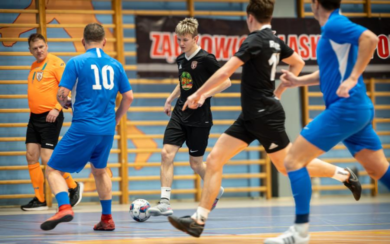 Ząbkowicka Liga Futsalu wkroczyła w decydującą fazę. Znamy cztery ekipy, które zawalczą o mistrza