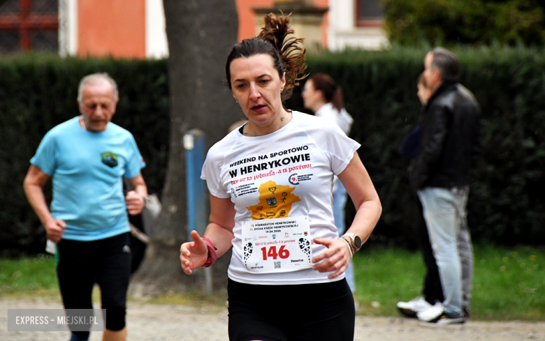Setki biegaczy i świetne wyniki. 15. Półmaraton Henrykowski i 11. Dycha Księgi Henrykowskiej [foto]