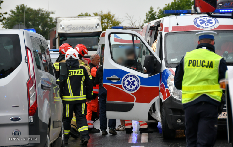 Zderzenie samochodu ciężarowego i busa przewożącego dzieci na krajowej ósemce Braszowicach