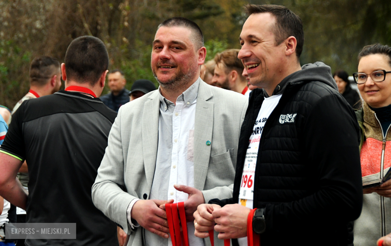 Setki biegaczy i świetne wyniki. 15. Półmaraton Henrykowski i 11. Dycha Księgi Henrykowskiej [foto]