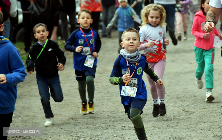 Setki biegaczy i świetne wyniki. 15. Półmaraton Henrykowski i 11. Dycha Księgi Henrykowskiej [foto]