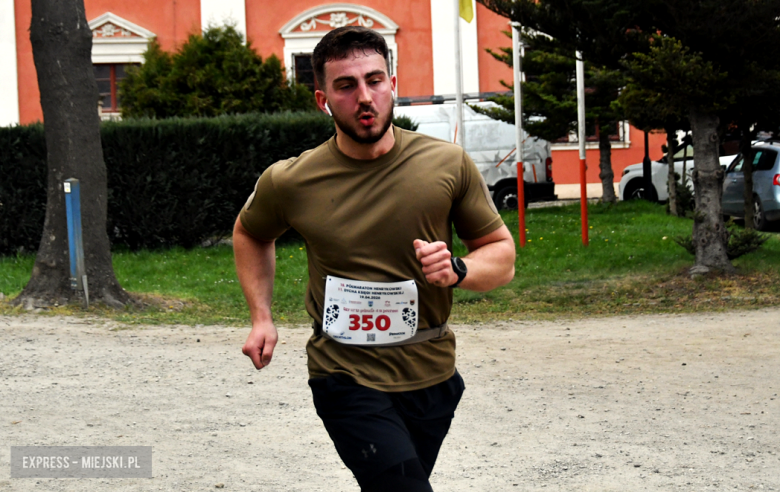 Setki biegaczy i świetne wyniki. 15. Półmaraton Henrykowski i 11. Dycha Księgi Henrykowskiej [foto]