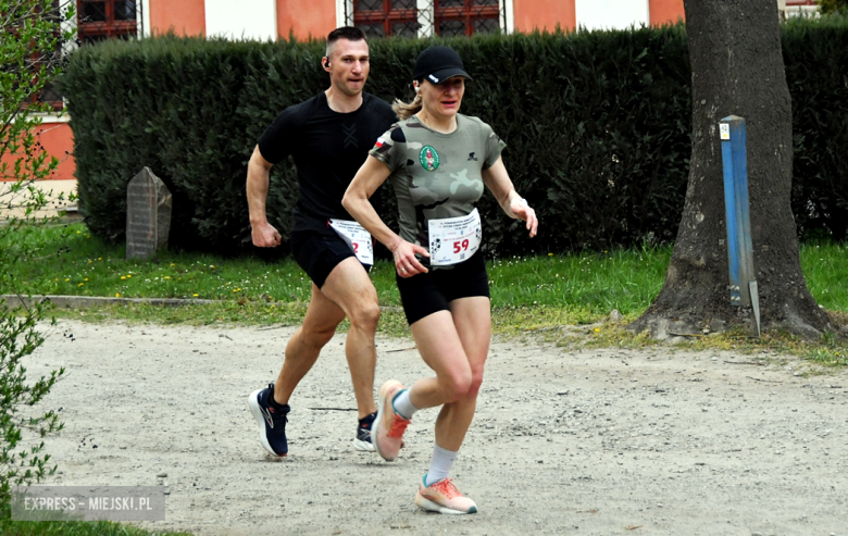 Setki biegaczy i świetne wyniki. 15. Półmaraton Henrykowski i 11. Dycha Księgi Henrykowskiej [foto]