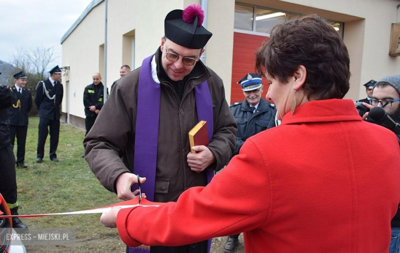 Oficjalne przekazanie nowego pojazdu strażakom-ochotnikom z Ożar