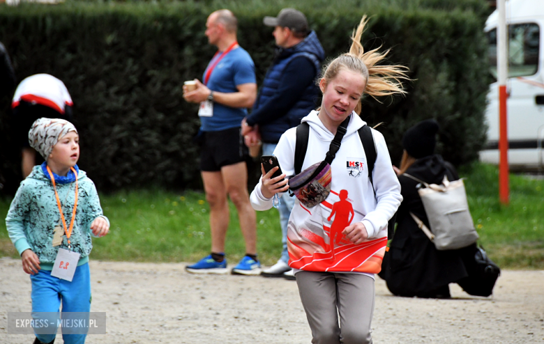 Setki biegaczy i świetne wyniki. 15. Półmaraton Henrykowski i 11. Dycha Księgi Henrykowskiej [foto]