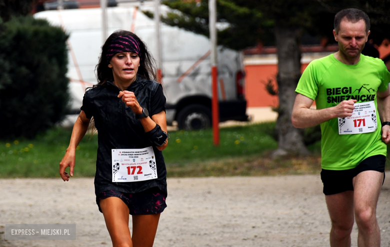 Setki biegaczy i świetne wyniki. 15. Półmaraton Henrykowski i 11. Dycha Księgi Henrykowskiej [foto]