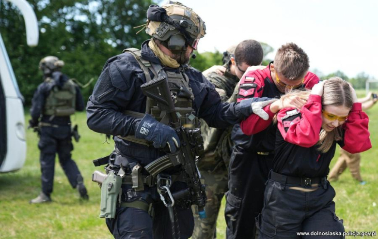 Antyterroryści, śmigłowce i zakładnicy. Spektakularne ćwiczenia służb w Henrykowie