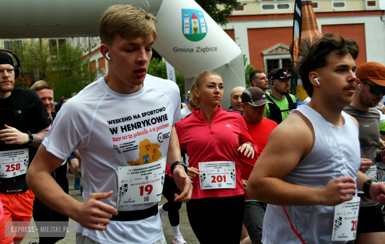 Setki biegaczy i świetne wyniki. 15. Półmaraton Henrykowski i 11. Dycha Księgi Henrykowskiej [foto]