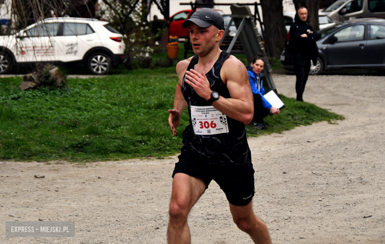 Setki biegaczy i świetne wyniki. 15. Półmaraton Henrykowski i 11. Dycha Księgi Henrykowskiej [foto]