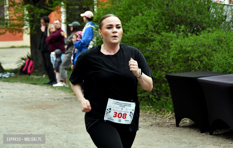 Setki biegaczy i świetne wyniki. 15. Półmaraton Henrykowski i 11. Dycha Księgi Henrykowskiej [foto]