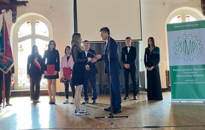 	Zakończenie roku szkolnego maturzystów. Najlepsi uczniowie otrzymali nagrody finansowe